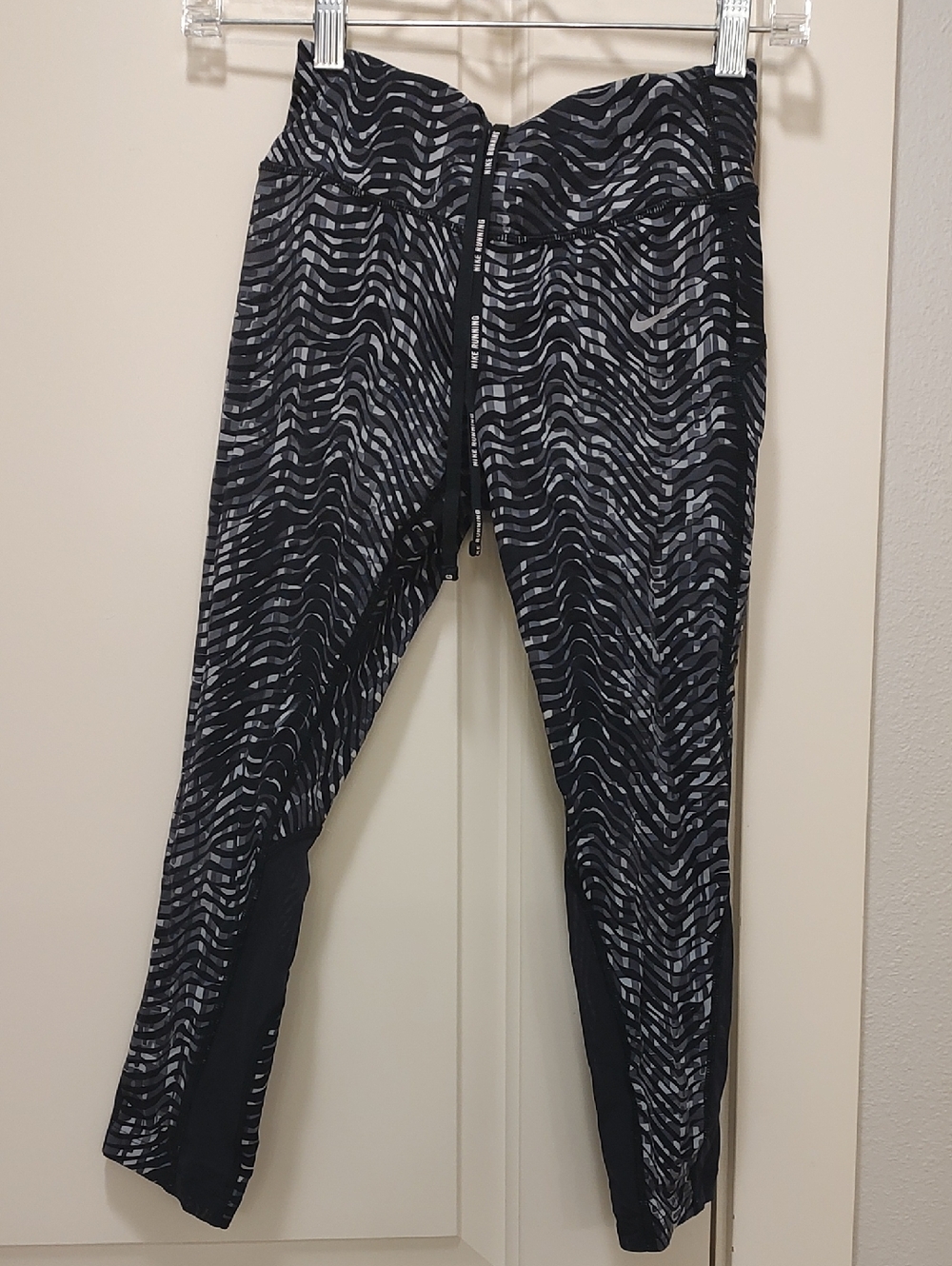 Nike Black & Gray Wave-Pattern Leggings